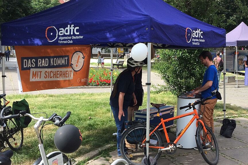 ADFC Stuttgart und ADFC Baden-Württemberg gemeinsam am Infostand -