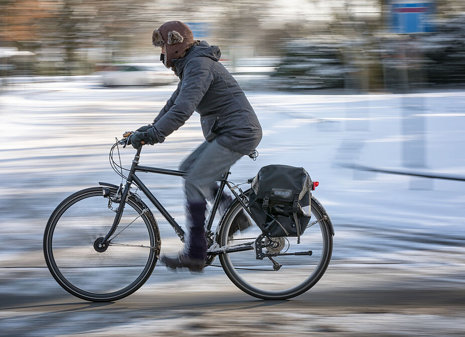 Geräumte Radwege fördern Ganzjahresradverkehr Mann fährt auf ungeräumten Radweg im Winter